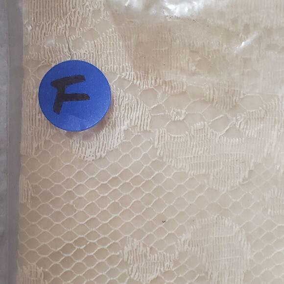 Vintage LCI Industries Vynet Lace Look Vinyl Tablecloth Alencon 52" x 52" Square - Picture 7 of 7